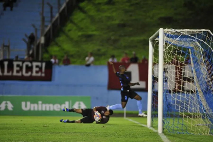 LEC atropela Atlético e está na final