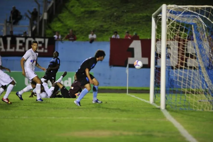 LEC atropela Atlético e está na final