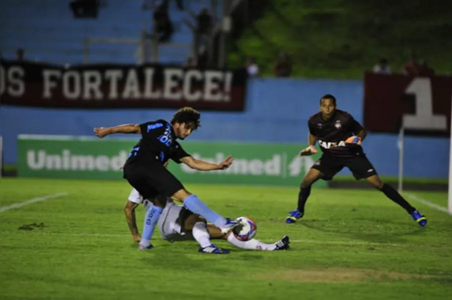 LEC atropela Atlético e está na final