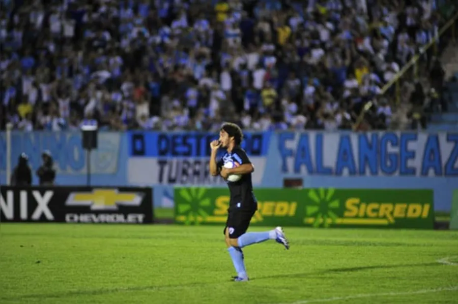 LEC atropela Atlético e está na final