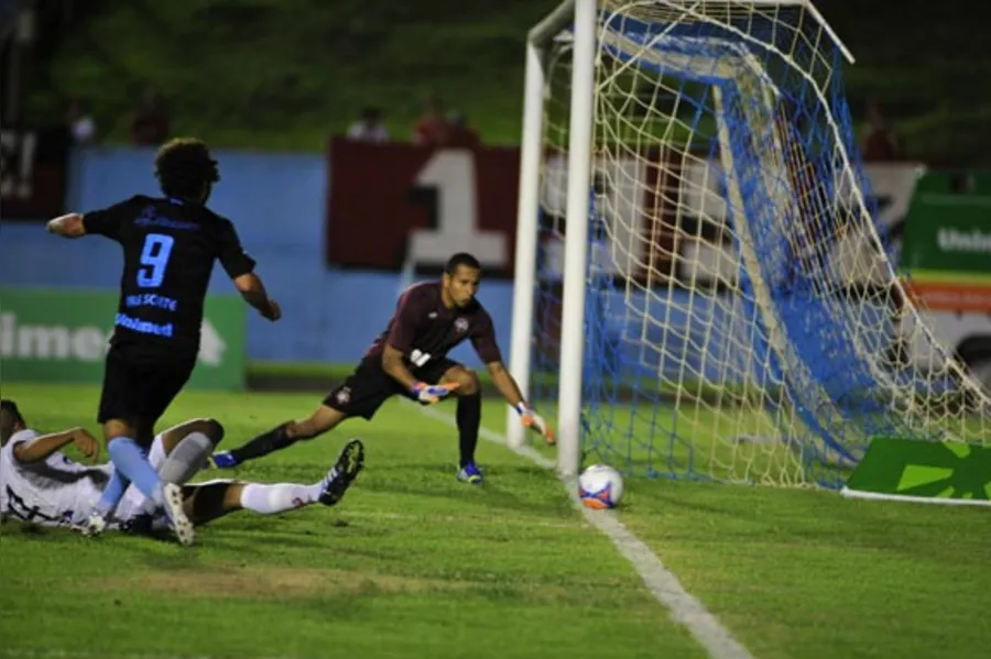 LEC atropela Atlético e está na final