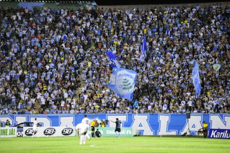 LEC atropela Atlético e está na final