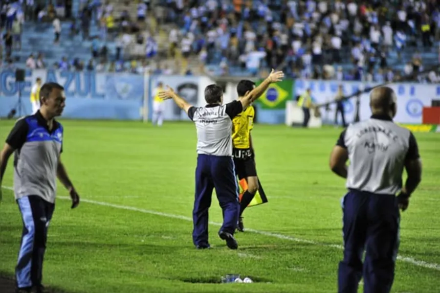 LEC atropela Atlético e está na final