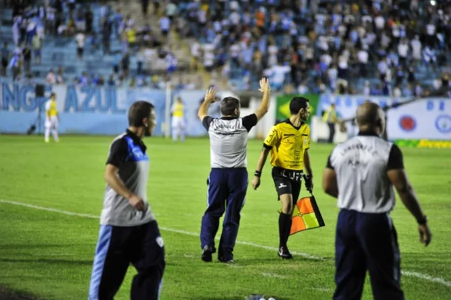LEC atropela Atlético e está na final