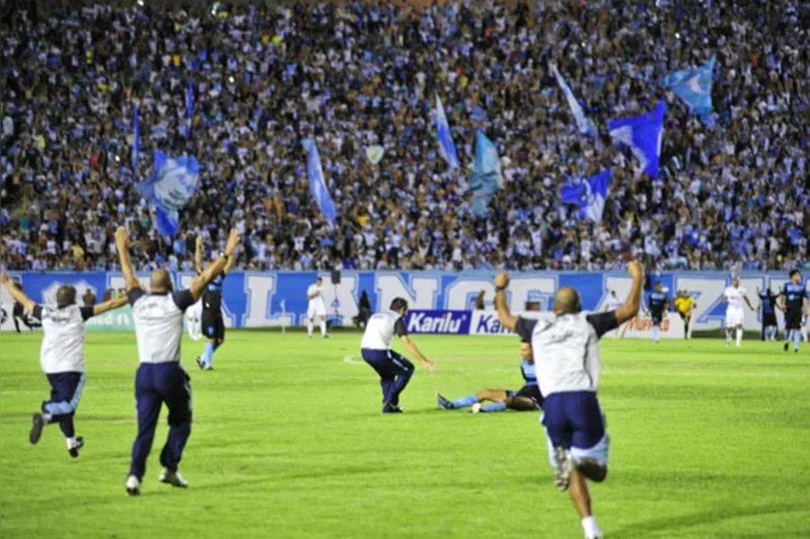 LEC atropela Atlético e está na final