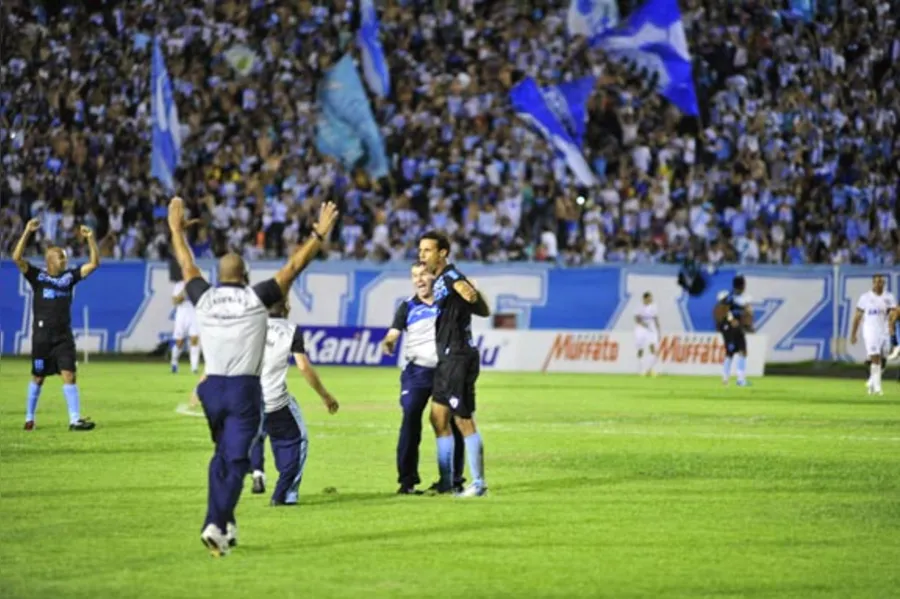 LEC atropela Atlético e está na final