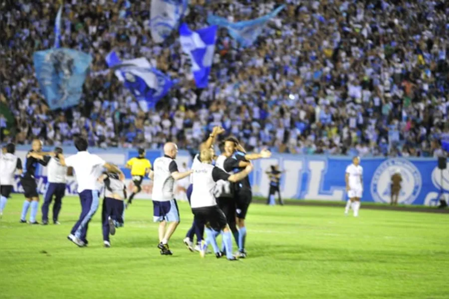 LEC atropela Atlético e está na final