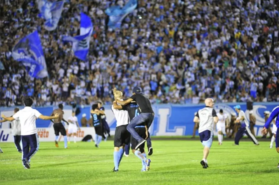 LEC atropela Atlético e está na final
