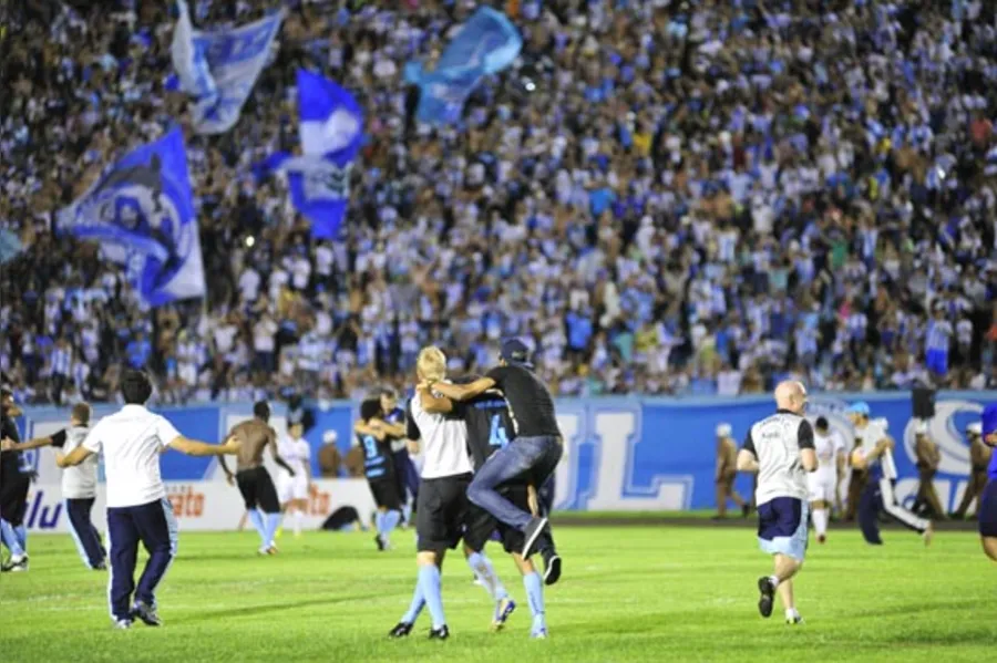 LEC atropela Atlético e está na final