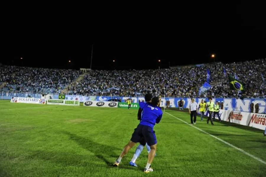 LEC atropela Atlético e está na final