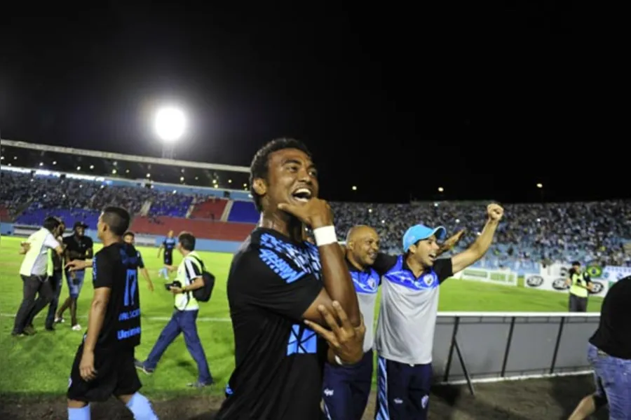 LEC atropela Atlético e está na final