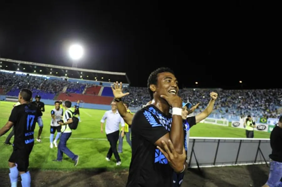 LEC atropela Atlético e está na final