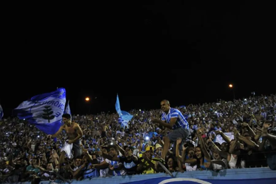 LEC atropela Atlético e está na final