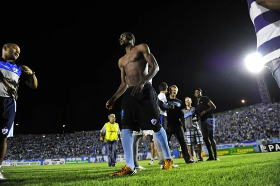 LEC atropela Atlético e está na final