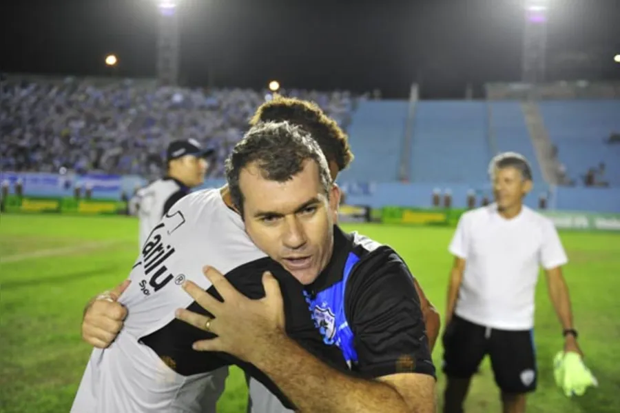 LEC atropela Atlético e está na final