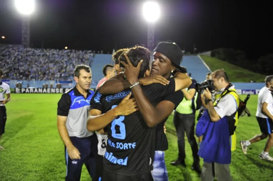 LEC atropela Atlético e está na final