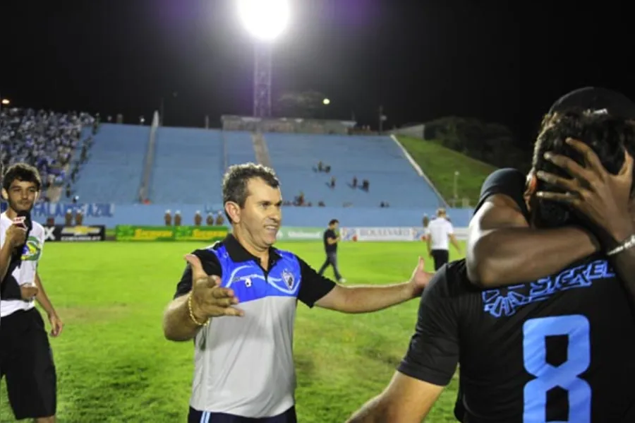 LEC atropela Atlético e está na final