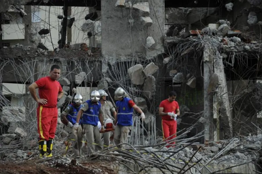 Desabamento mobiliza bombeiros
