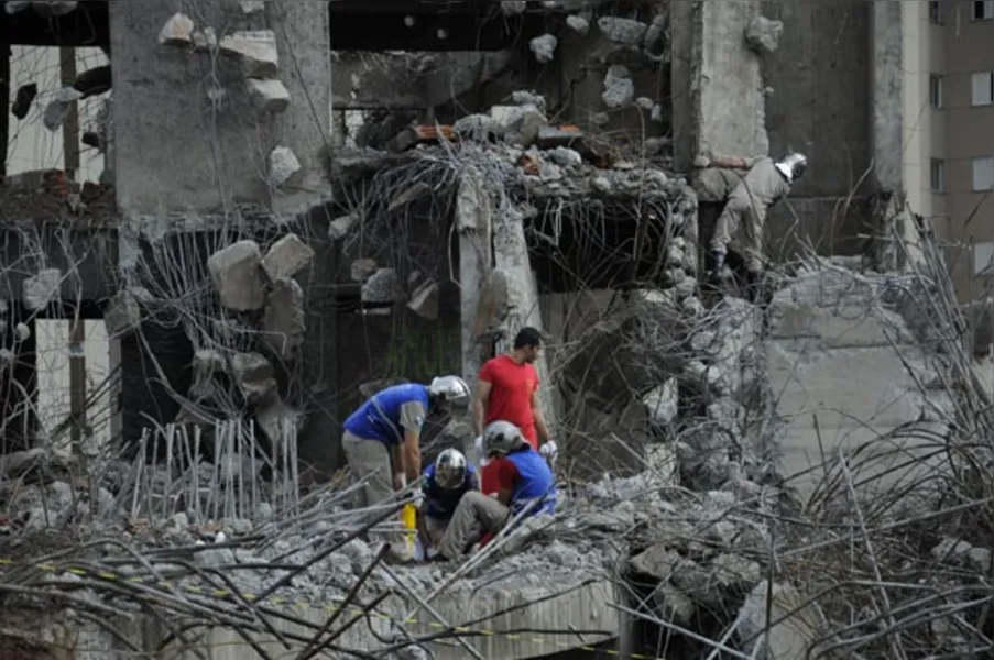 Desabamento mobiliza bombeiros