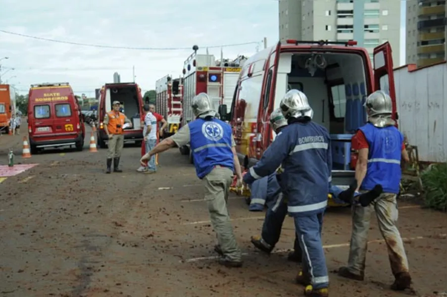 Desabamento mobiliza bombeiros