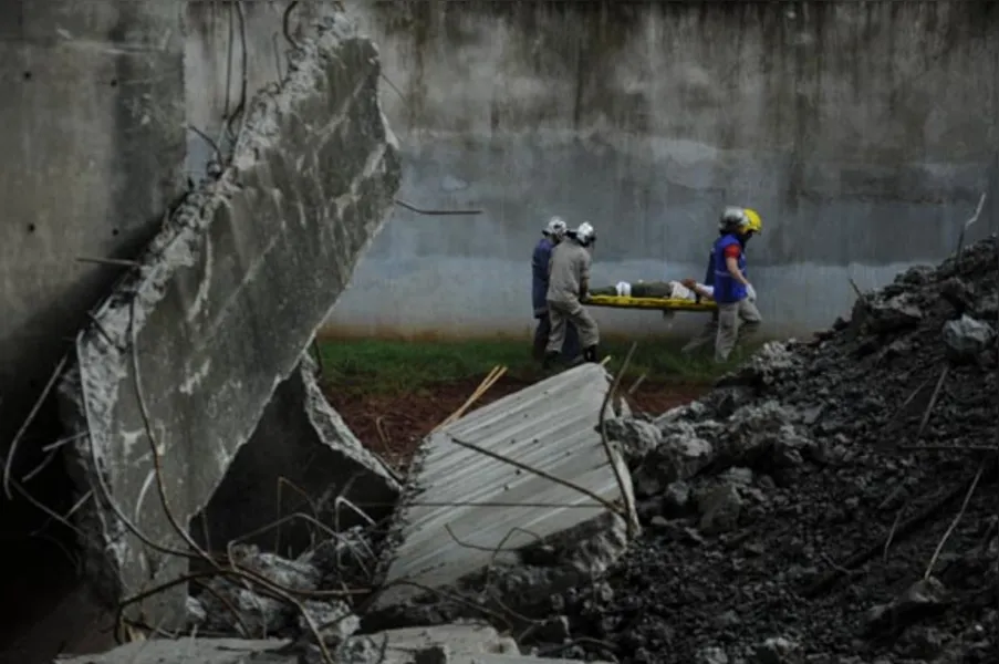 Desabamento mobiliza bombeiros