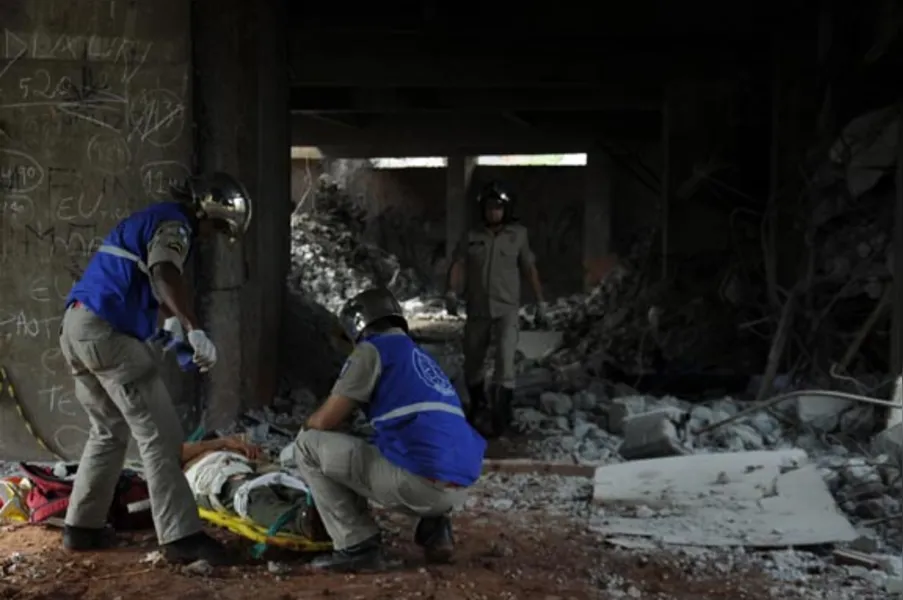 Desabamento mobiliza bombeiros