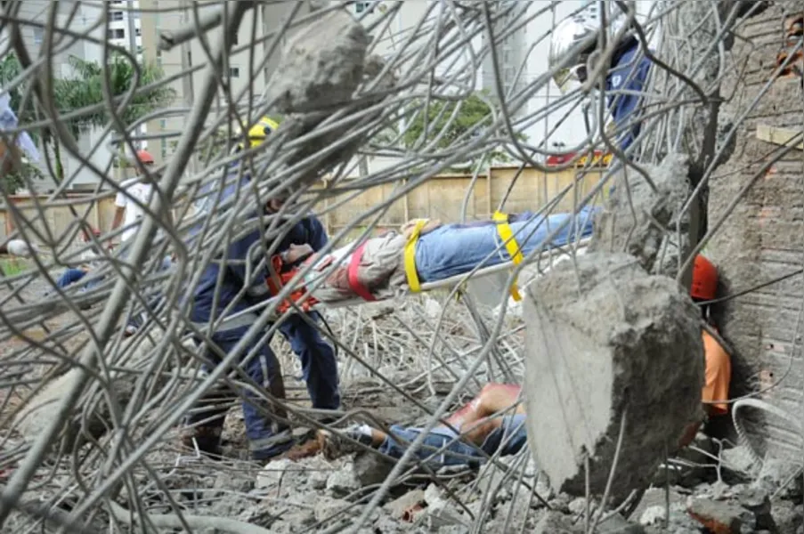 Desabamento mobiliza bombeiros
