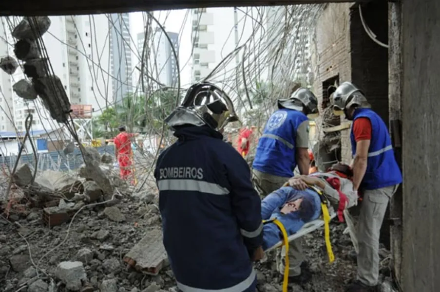 Desabamento mobiliza bombeiros
