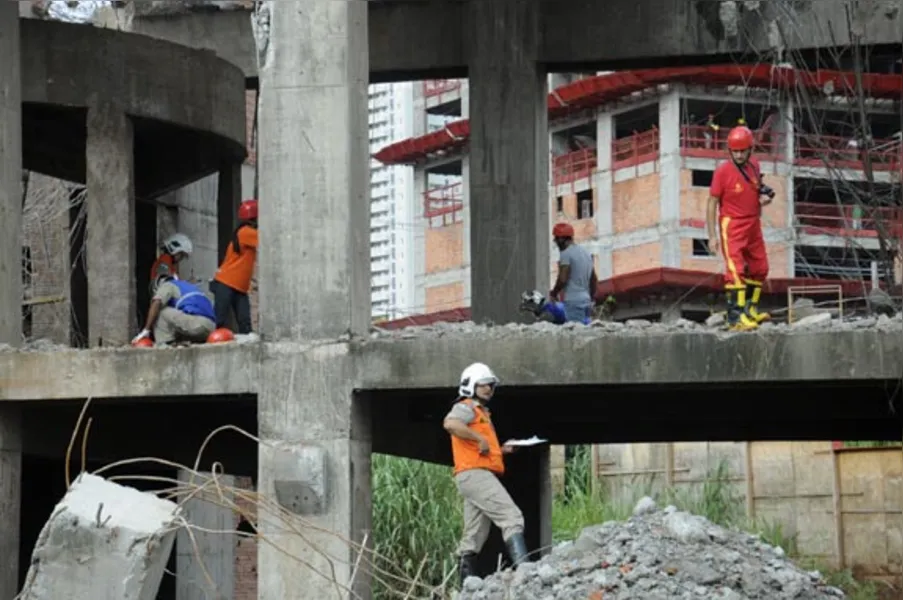 Desabamento mobiliza bombeiros