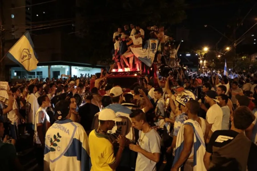 Confira, em imagens, a festa do título do Tubarão