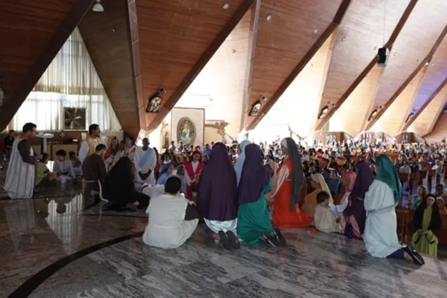 Fiéis se emocionam com encenação da Via Sacra