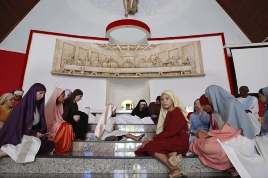 Fiéis se emocionam com encenação da Via Sacra