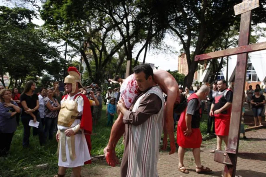 Fiéis se emocionam com encenação da Via Sacra