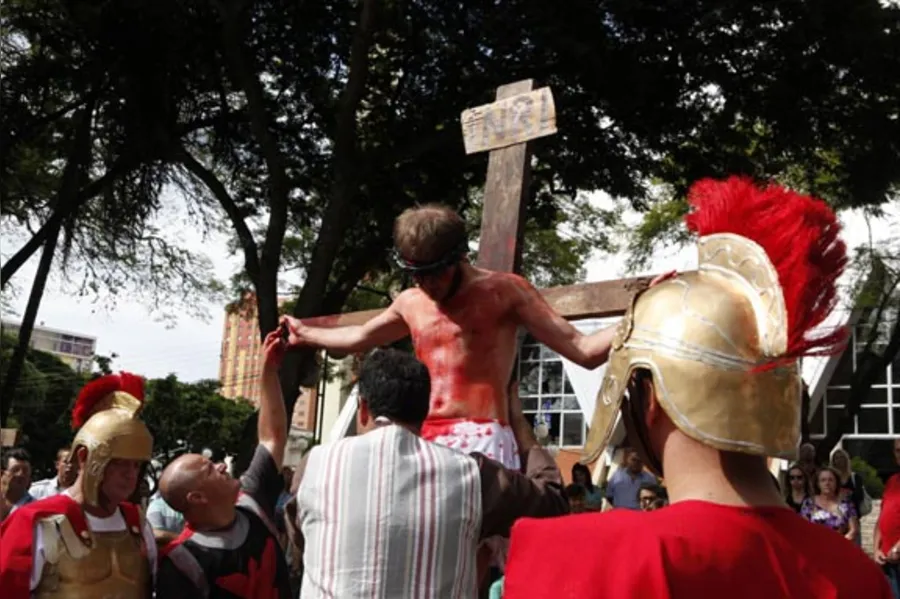 Fiéis se emocionam com encenação da Via Sacra
