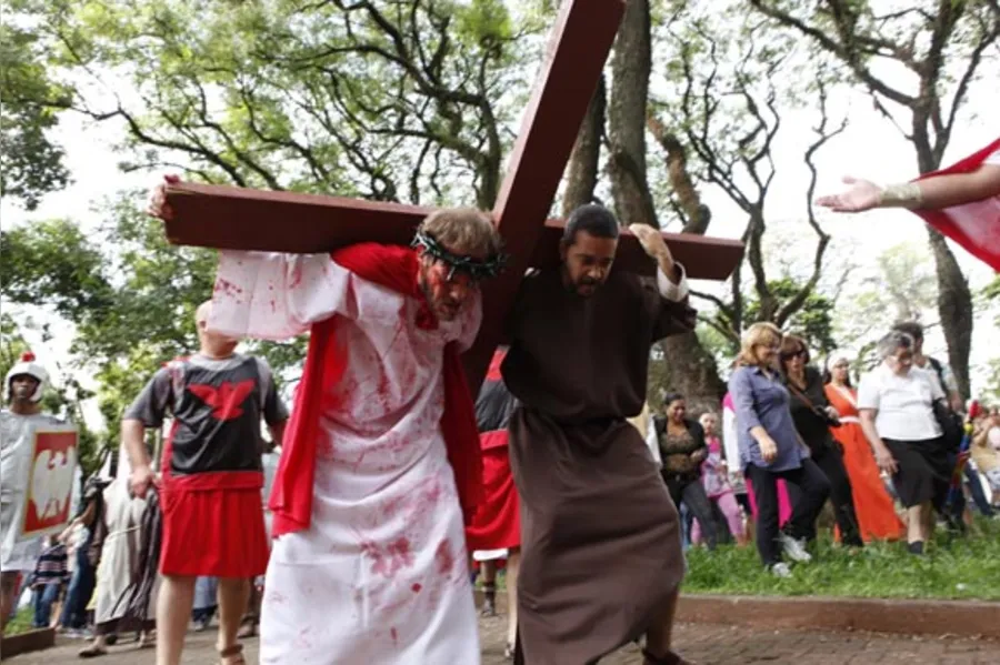 Fiéis se emocionam com encenação da Via Sacra