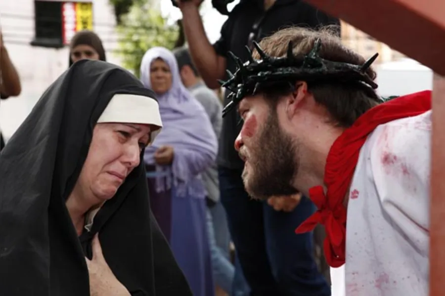Fiéis se emocionam com encenação da Via Sacra