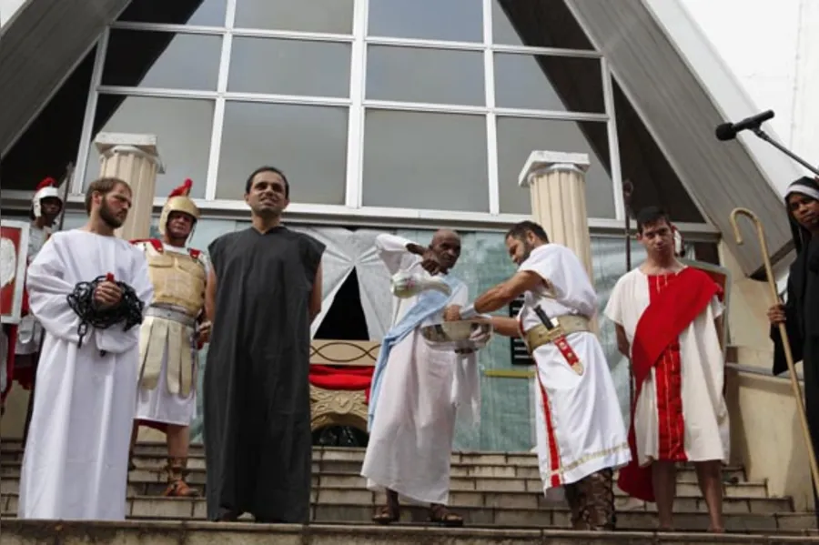 Fiéis se emocionam com encenação da Via Sacra