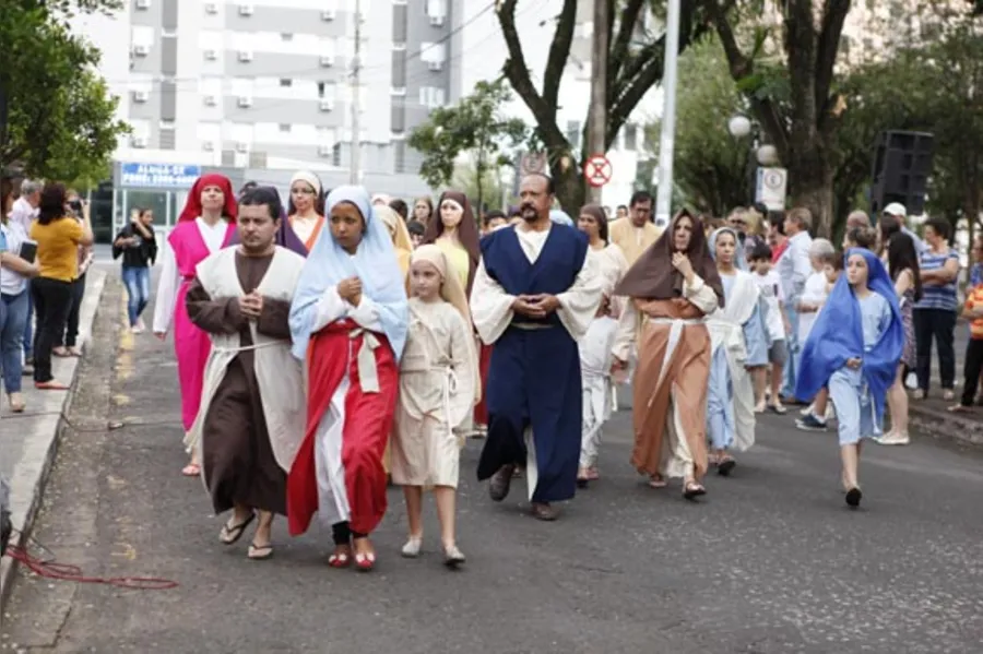 Fiéis se emocionam com encenação da Via Sacra