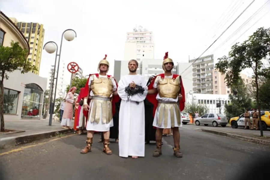 Fiéis se emocionam com encenação da Via Sacra