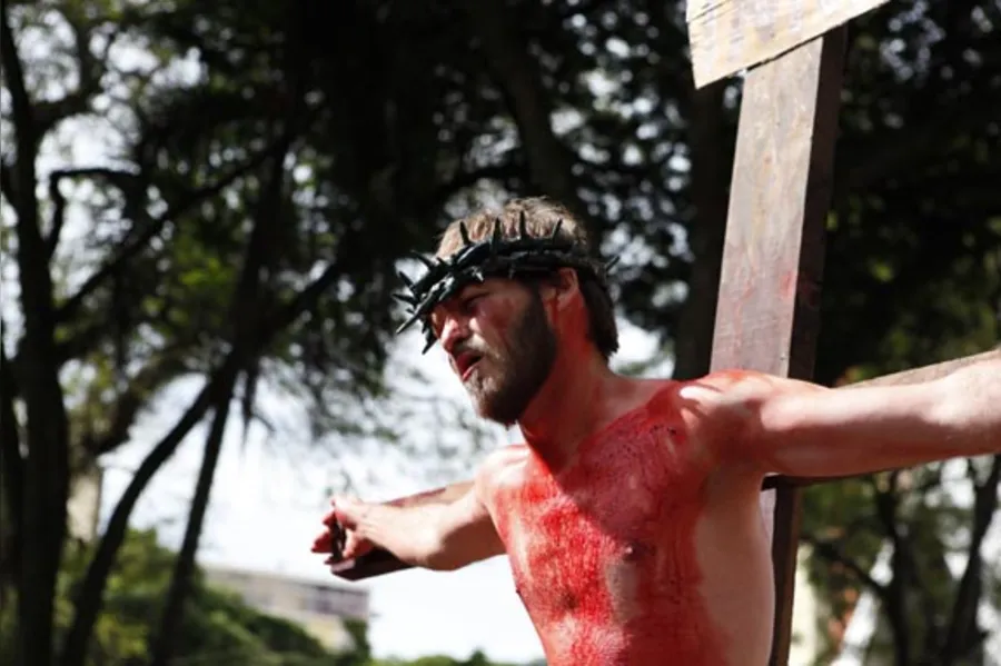 Fiéis se emocionam com encenação da Via Sacra