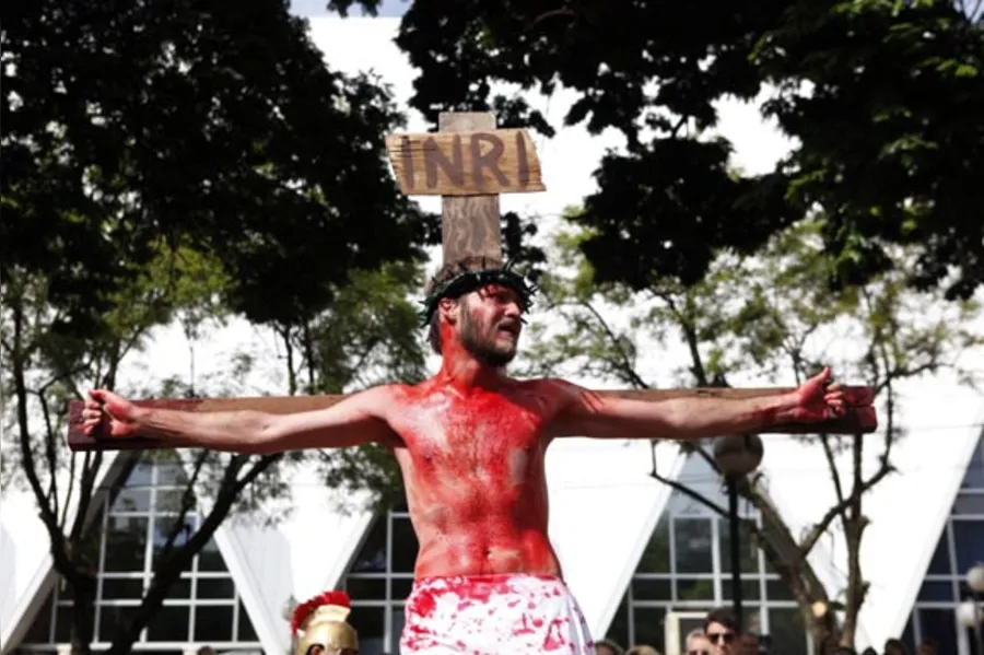Fiéis se emocionam com encenação da Via Sacra