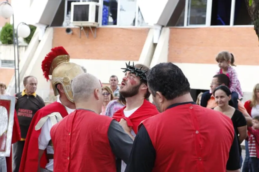 Fiéis se emocionam com encenação da Via Sacra