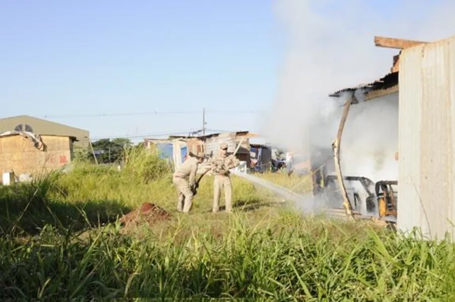 Moradores incendeiam barracos durante reintegração de posse