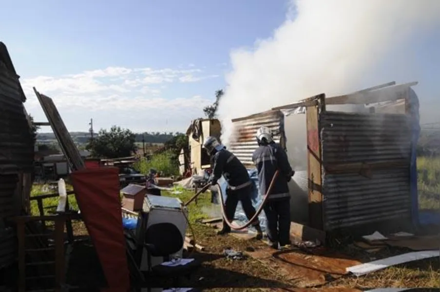 Moradores incendeiam barracos durante reintegração de posse