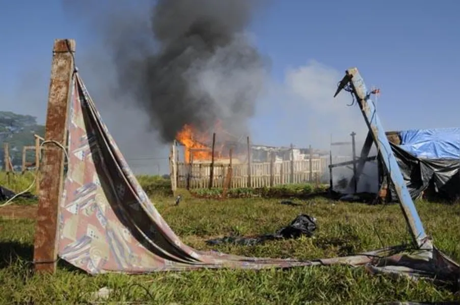 Moradores incendeiam barracos durante reintegração de posse
