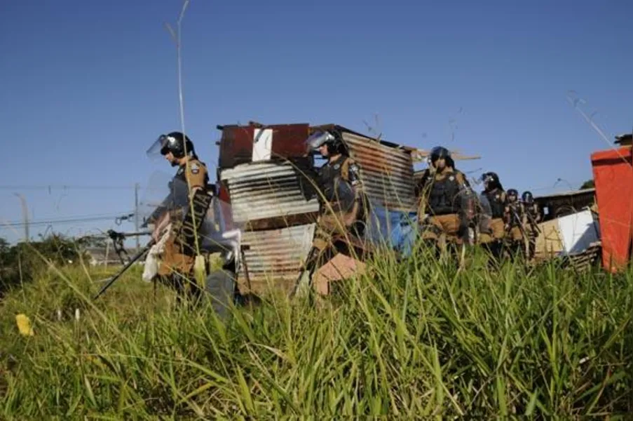 Moradores incendeiam barracos durante reintegração de posse