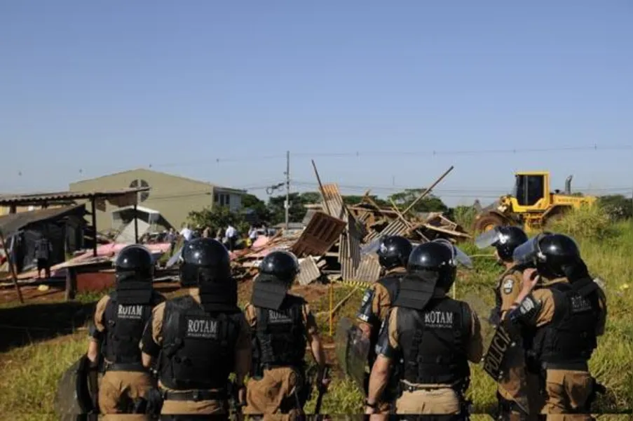 Moradores incendeiam barracos durante reintegração de posse