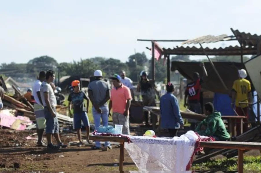 Moradores incendeiam barracos durante reintegração de posse