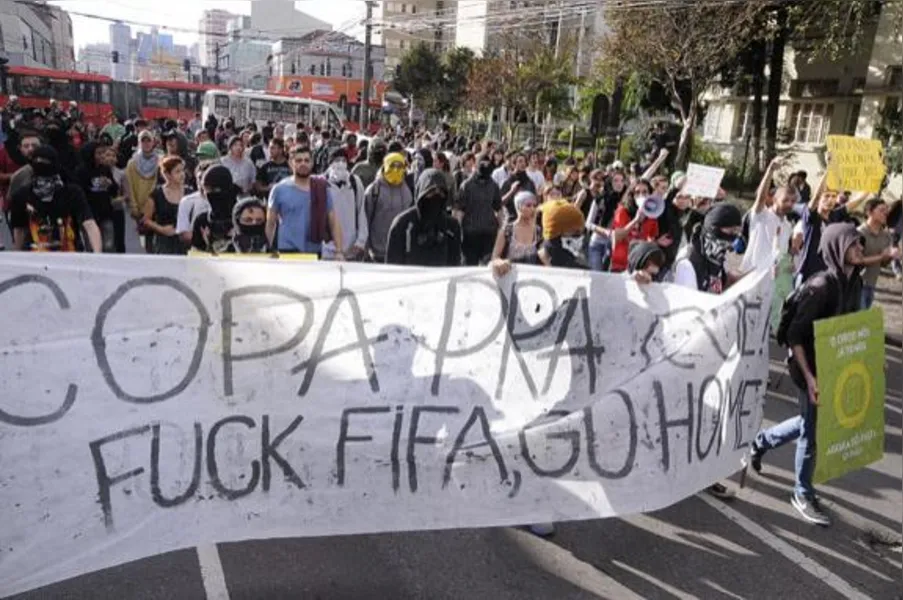 Protesto gera tensão no centro de Curitiba
