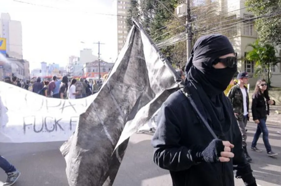 Protesto gera tensão no centro de Curitiba